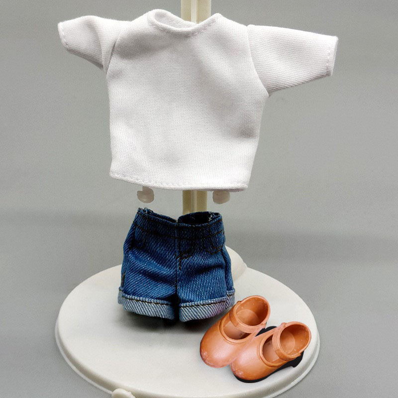 Qiao Takayo white T -shirt plus blue small size denim shorts to send shoes