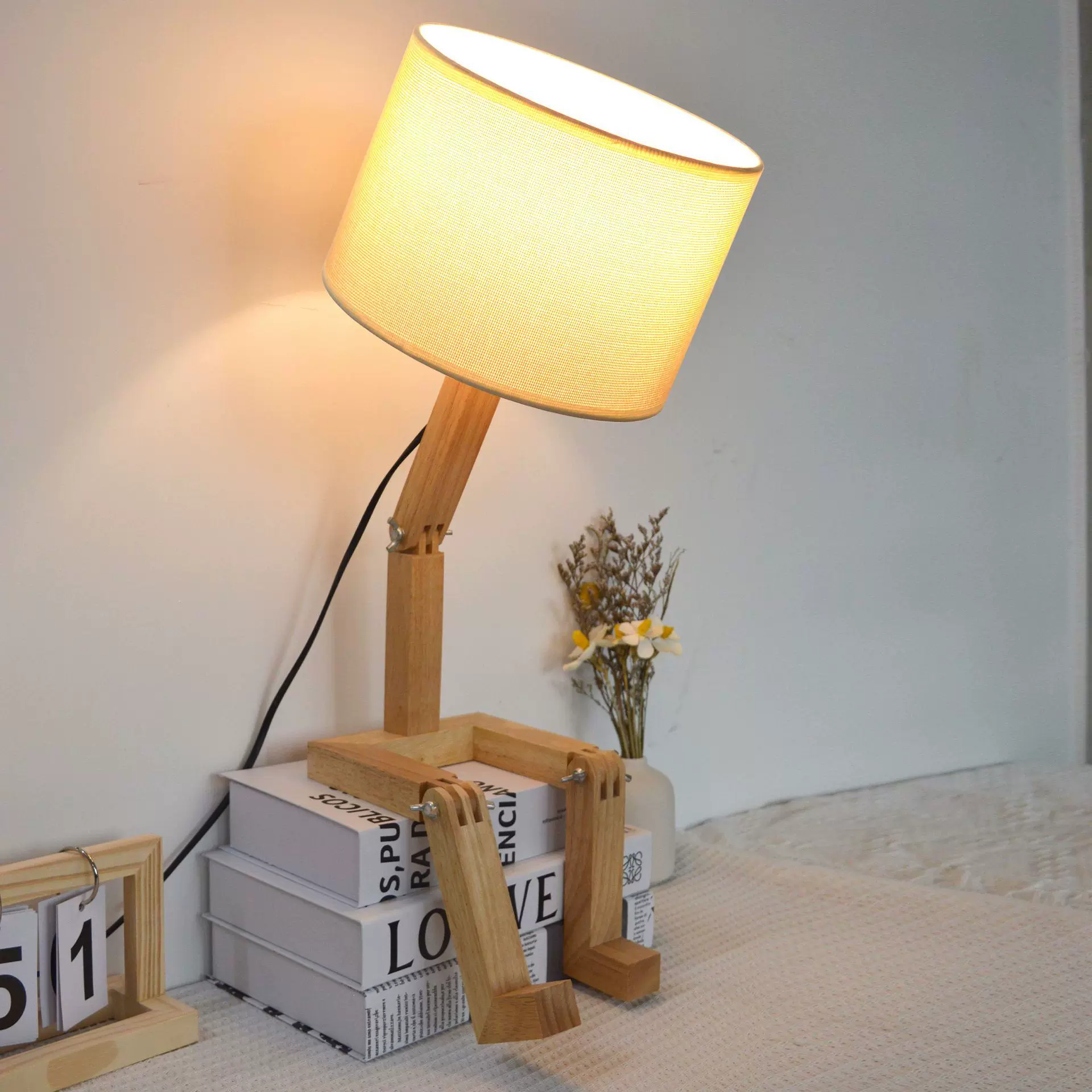 北欧实木人形台灯灯具卧室客厅现代简约可调节姿势创意夜灯落底灯