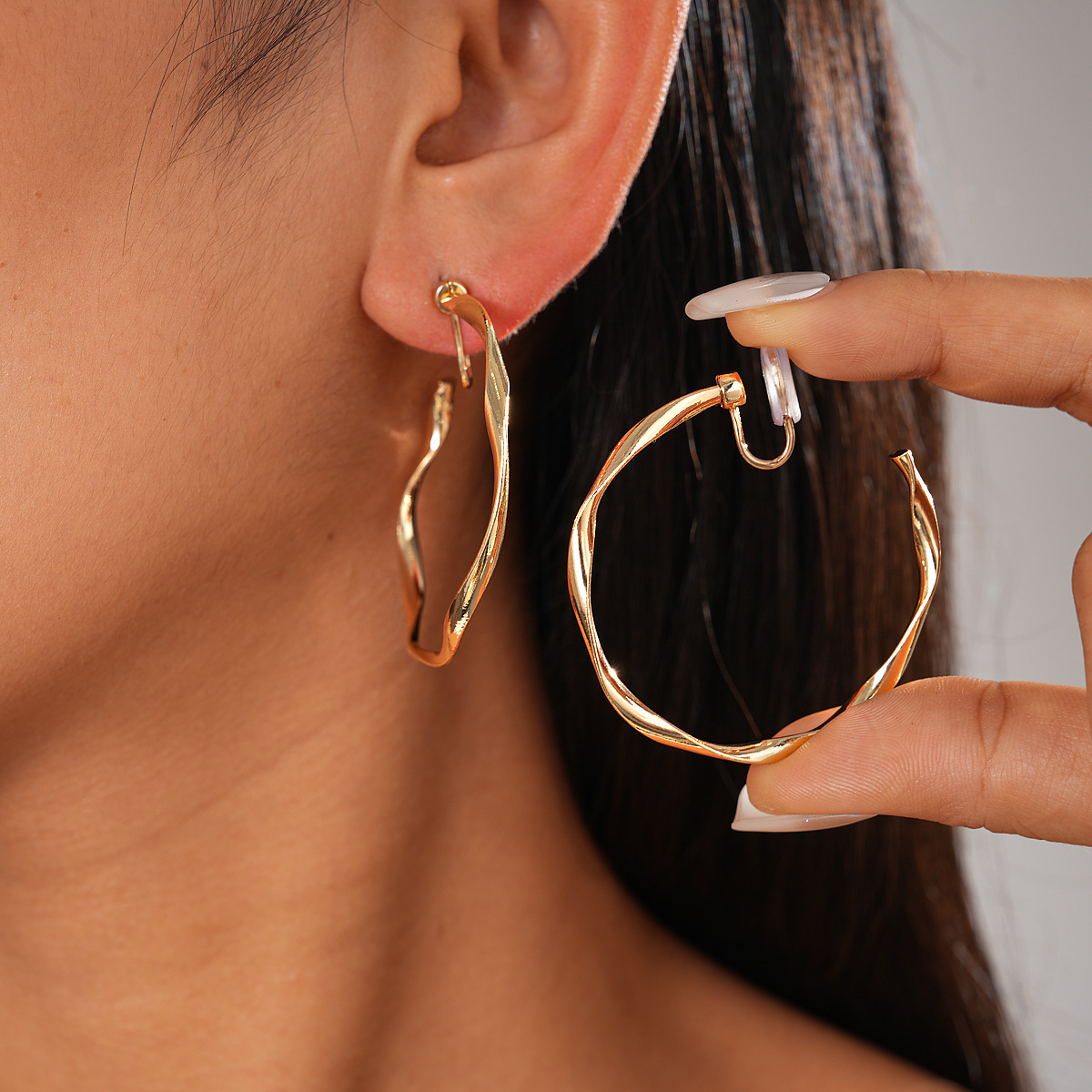 Europa y América sensación de metal geométrica deformación redonda sin agujeros de orejas clips de moda inns simple versátil alta sensación pendientes mujeres