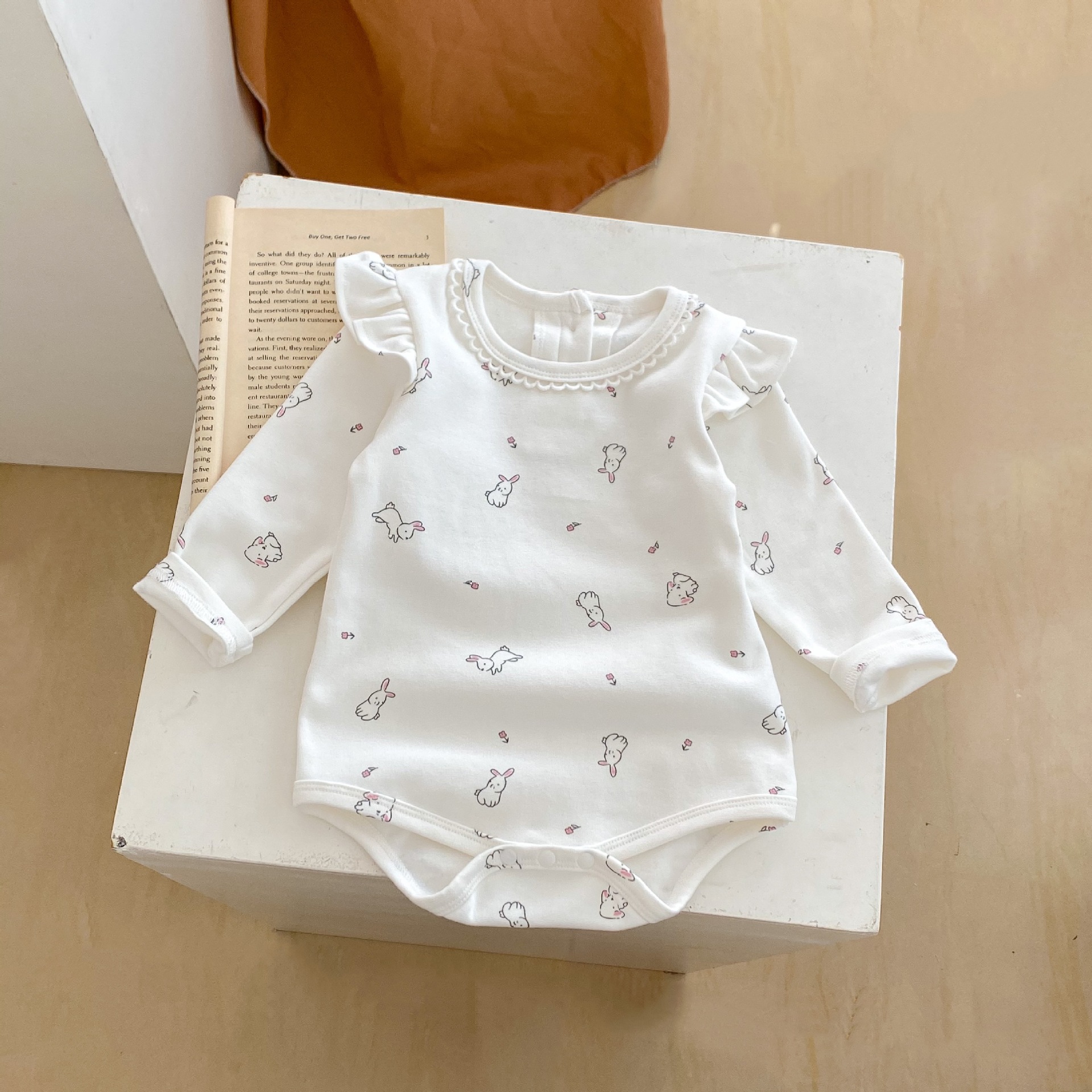 2024 Frühling 0-3 Jahre alte weibliche Baby gedruckt kleine fliegende lange Ärmel Ha Taschen Hintern Overall Crawler Kleidung_voghion.com