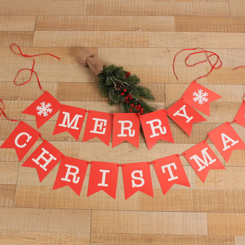 欧米のクリスマスmerry christmasの場所には、紙の旗を飾るクリスマスの楽しい横断幕が飾られている|undefined