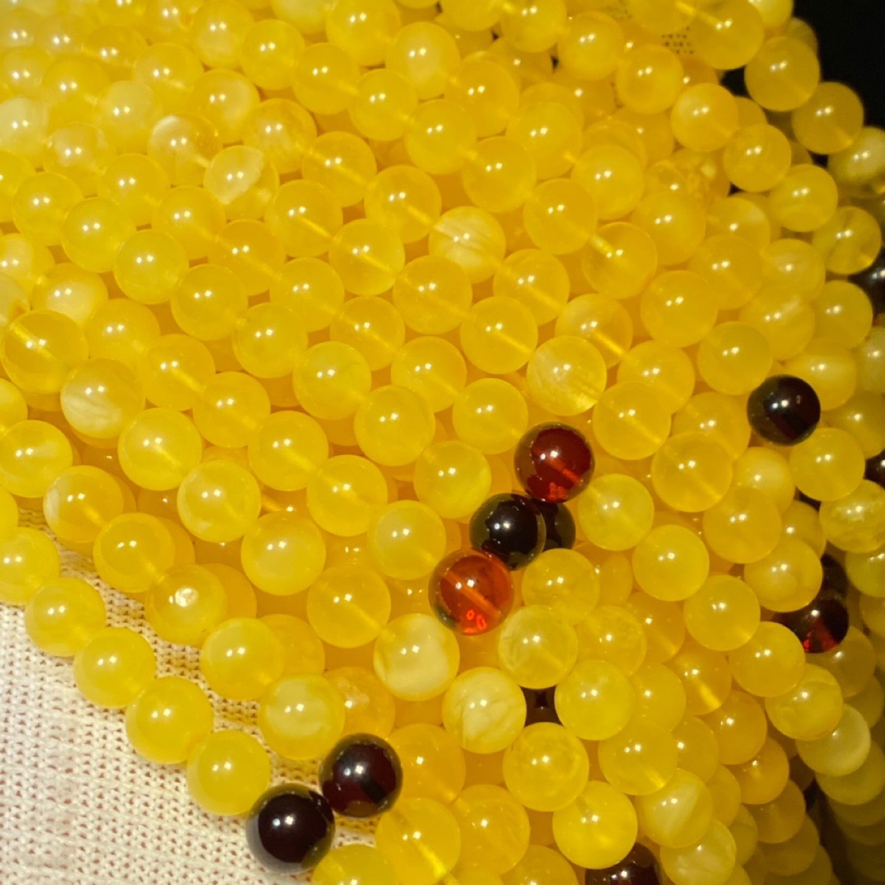 Factory direct Battalion Ore Russia Beeswax Yellow chanterelles 108 Beeswax beads Waxy rich Amber beads