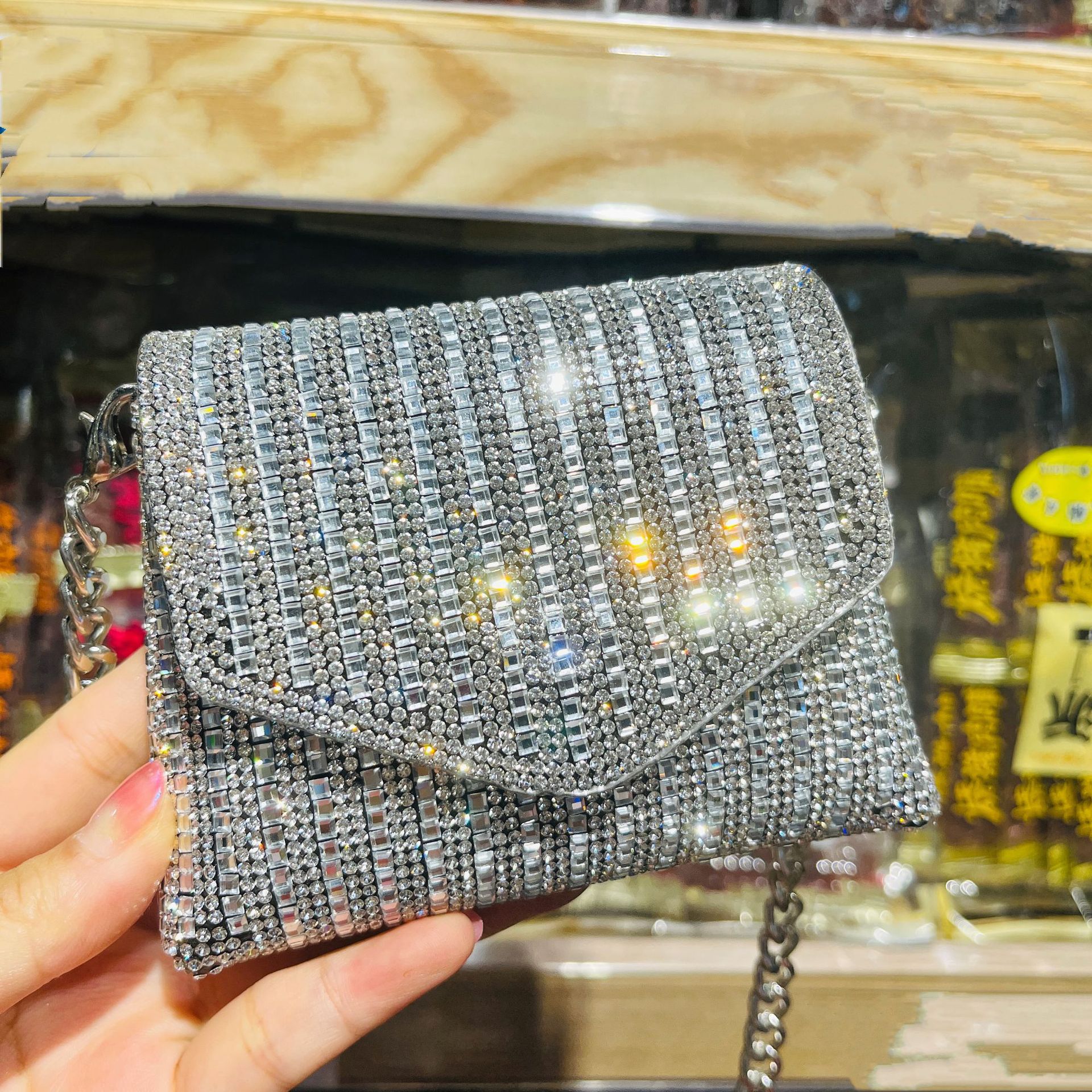 Mini schoudertas 2024 Guangzhou trendy strass ketting crossbody hot diamond design party dames handtas klein vierkant_voghion.com