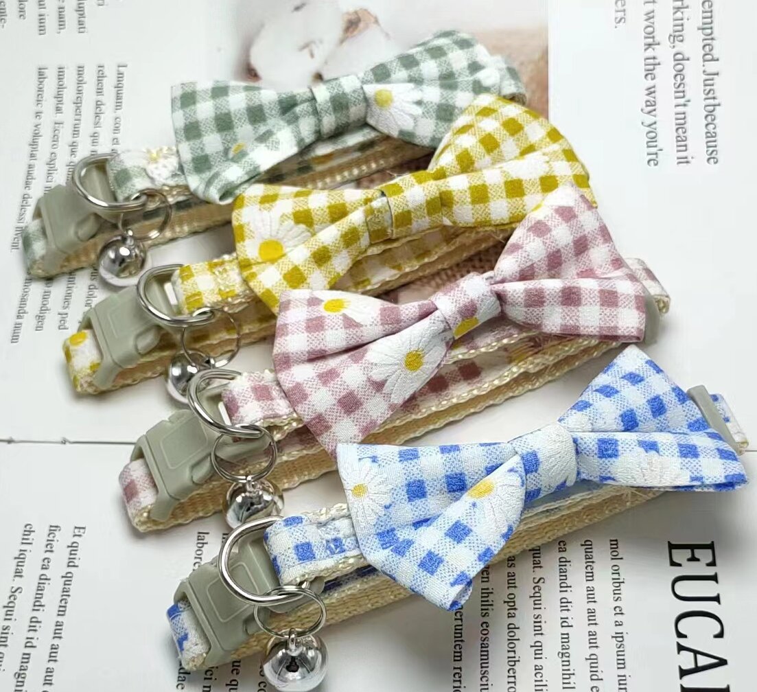 Collar de mascotas pequeño perro cuadrícula pequeña campana de crisantemo collar gato arco nuevo fabricante transfronterizo ahora