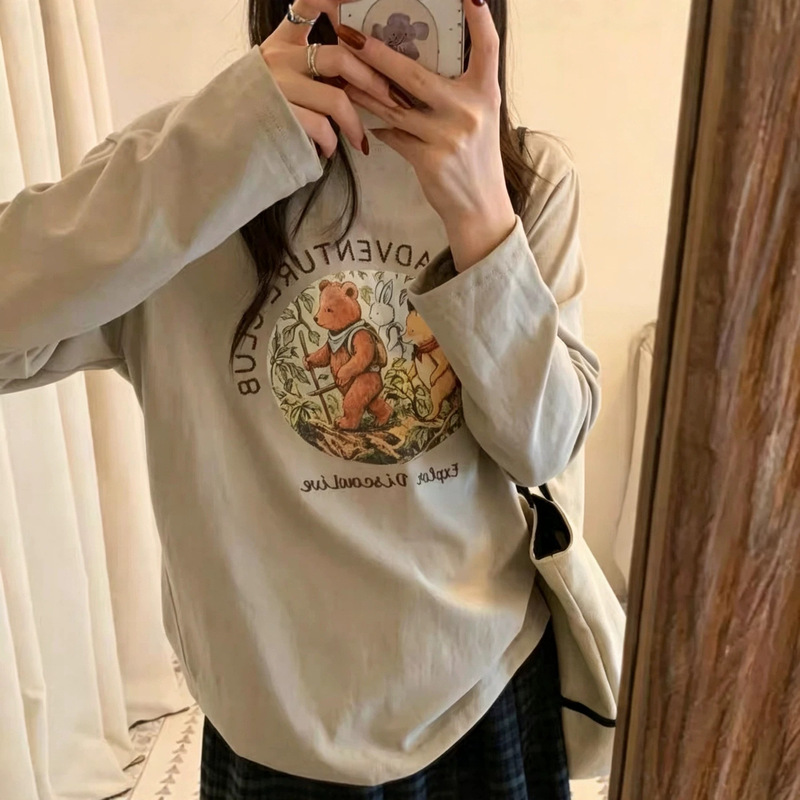 Korean-style 2026 autumn/winter embroidered bear and jungle adventure print, round neck, loose-fitting, casual, versatile long-sleeve T-shirt Korean-style 2026 autumn/winter embroidered bear and jungle adventure print, round neck, loose-fitting, casual, versatile long-sleeve T-shirt