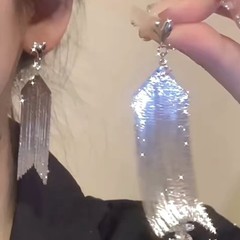 925銀の針の金色の長いフリンジのピアスの小さい大衆の軽い豪華な気質のファッションはやせています。