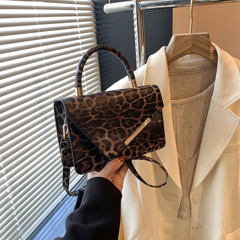 Textura de color contrastante empalme mochila de invierno 2024 nuevo estilo de moda de mujeres este año patrón de estampado mochila