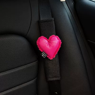Sürətlər qutusu və əl tormozu başlıqları – Safety Belt Decoration - rose-red-glossy-heart-black-shoulder-pad-1