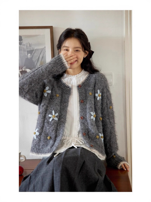2025新款针织开衫女韩系秋冬温柔风宽松显瘦手工缝制花朵毛衣外套|undefined