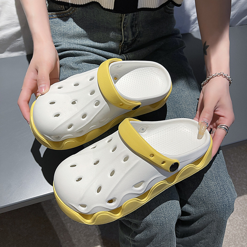 Clearance Sale on Leak-Proof Clogs for Women, Summer Outdoor Fashion Slippers, Comfortable Beach Closed-Toe Sandals