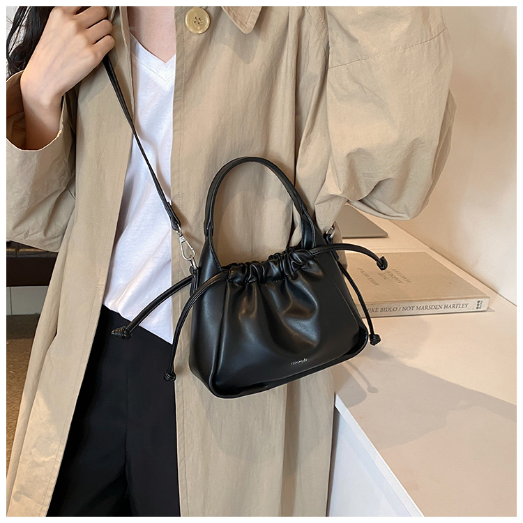 Korean version fashionable drawstring handbag for women 2024 new large capacity bucket commuting versatile shoulder_voghion.com
