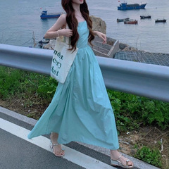 海边蓝色露背吊带连衣裙女2025夏季新款法式度假风收腰显瘦长裙子