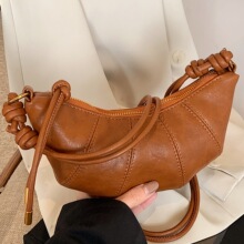 2026新款复古小众牛角包牛角包女潮新品感斜挎包黑色米白淡棕色