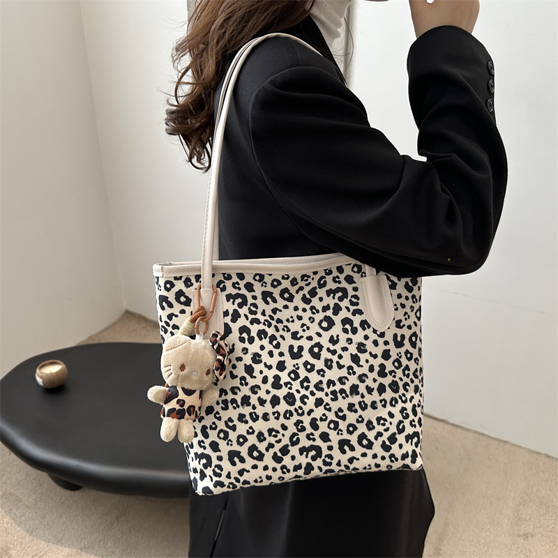 Bolso de viaje de gran capacidad en línea 2024 invierno nuevo versátil ins este año popular bolso de hombro bolso especial