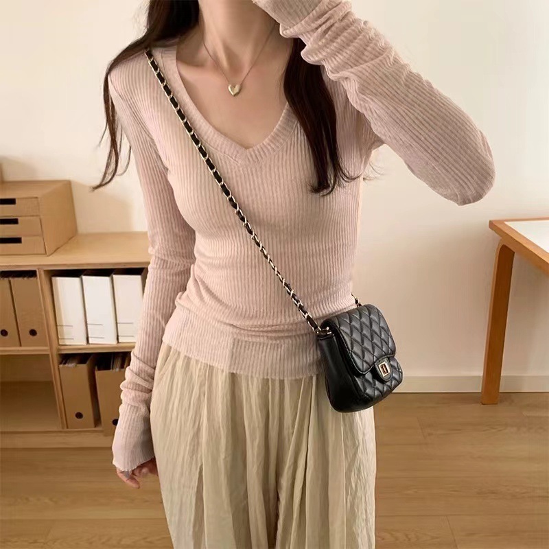 スリムギャルの薄いタイプの長袖のニットの女性の早秋の新型のデザイン感のvネックのtシャツを重ねて上着を着ます。|undefined