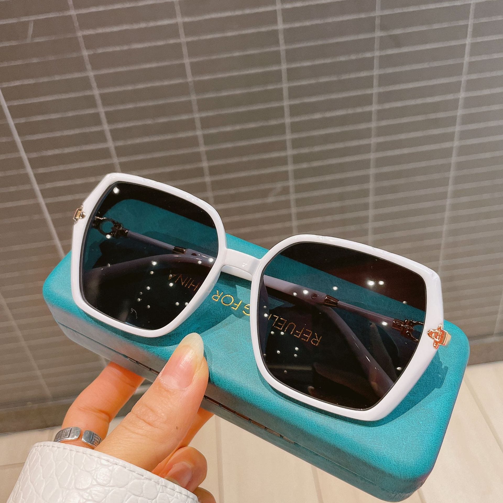 Simple Style Solid Color Resin Square Full Frame Women's Sunglasses display picture 2