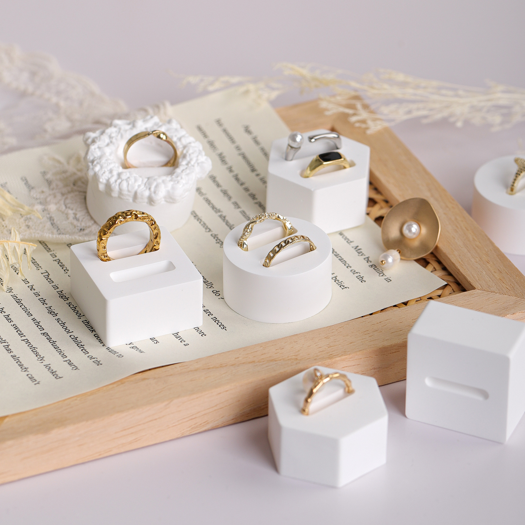 Soporte de anillos blanco de yeso para joyería y fotografía image 3