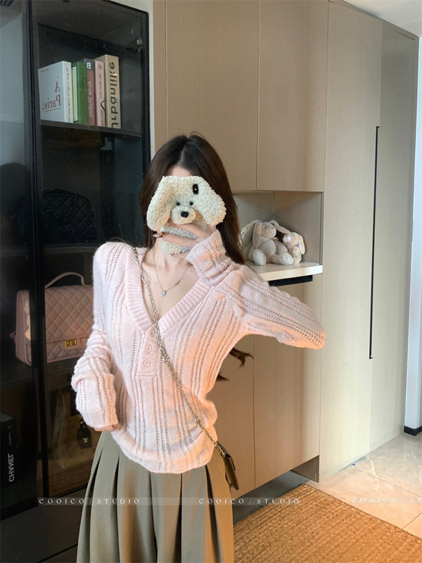 设计感竖坑条针织衫女秋季2025新款纽扣V领粉色毛衣修身显瘦上衣|undefined