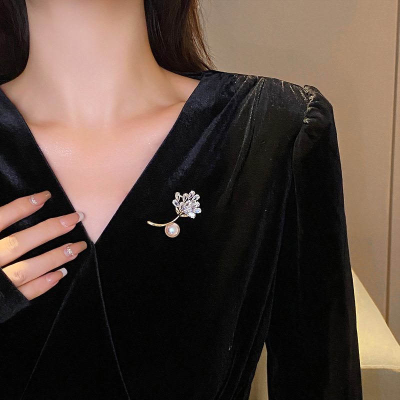 Elegante Barocke Emaille Brosche Mit Floralen Kristallen_voghion.com