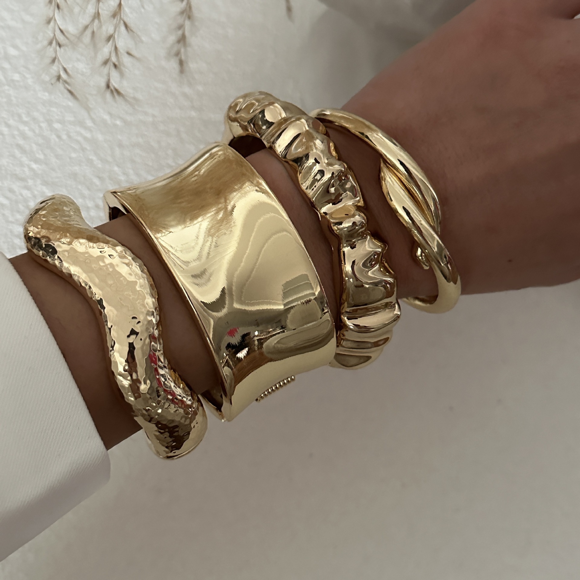 56g Weight Bangle Classification Alloy Chain Material 1 Piece Quantity Daily Occasion Alloy Material Solid Color Pattern Women's Gender Plating Design Exaggerated, Simple Style Style Exaggerated Simple Style Solid Color Alloy Bangles Wholesale 1