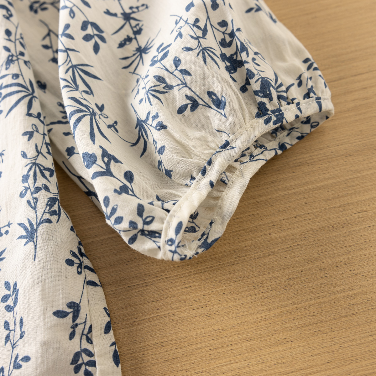 Summer fresh shirt with a round collar for leisure