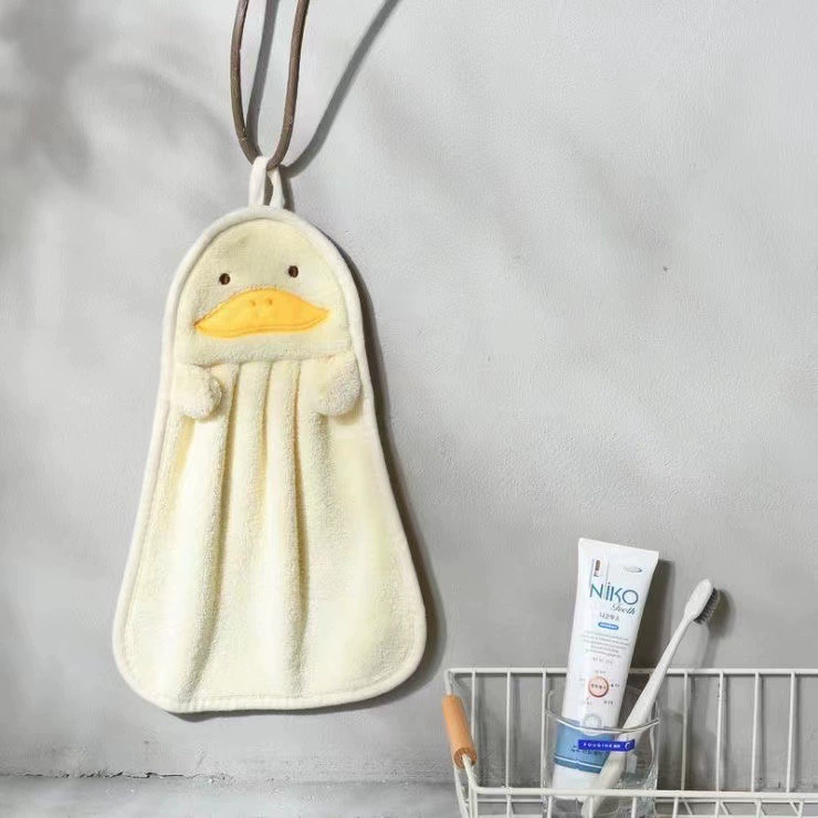 Детские ручные полотенца висят милые, не вытирая волосы