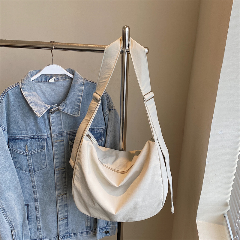 Bolsos de gran capacidad Bolsos de media luna de estilo perezoso para mujer Bolsos de bola de masa de mensajero de un solo hombro Bolsos de tela deportiva y de ocio de moda image 7