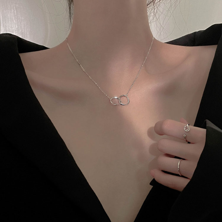 Collier à anneaux entrelacés Mobius pour femme, tendance sur Instagram, design simple et original, chaîne asymétrique pour le cou._voghion.com