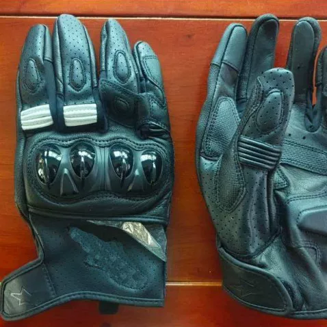 V2 motorcycle riding gloves, designed for riders, offer protection against falls, provide a non-slip grip, are durable, allow for touchscreen use, and are breathable, full-finger motorcycle gloves, available for wholesale