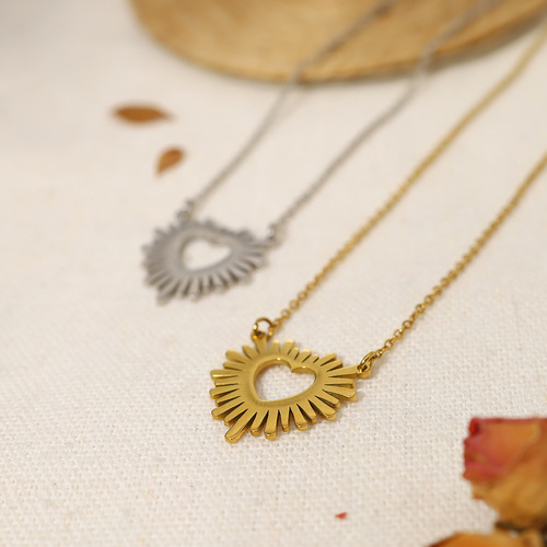 Cross-border European and American style new sunflower pendant necklace electroplated 18K gold titanium steel non-fading short women's necklace