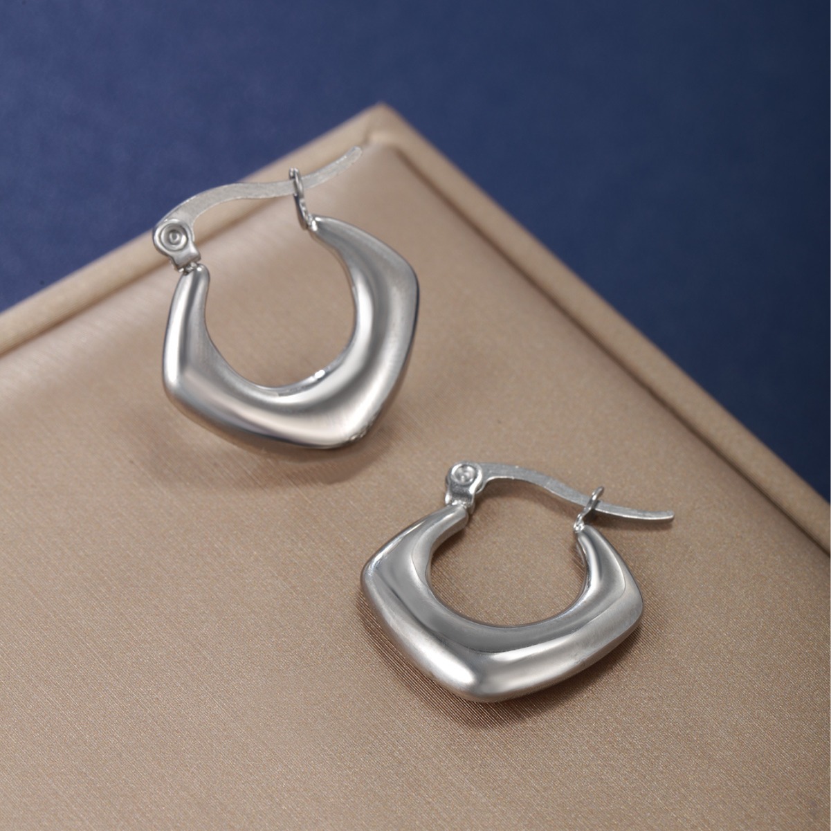 Xuping aretes de acero inoxidable metal de estilo europeo y americano nicho de diseño de aire frío geometría oval aretes para mujeres