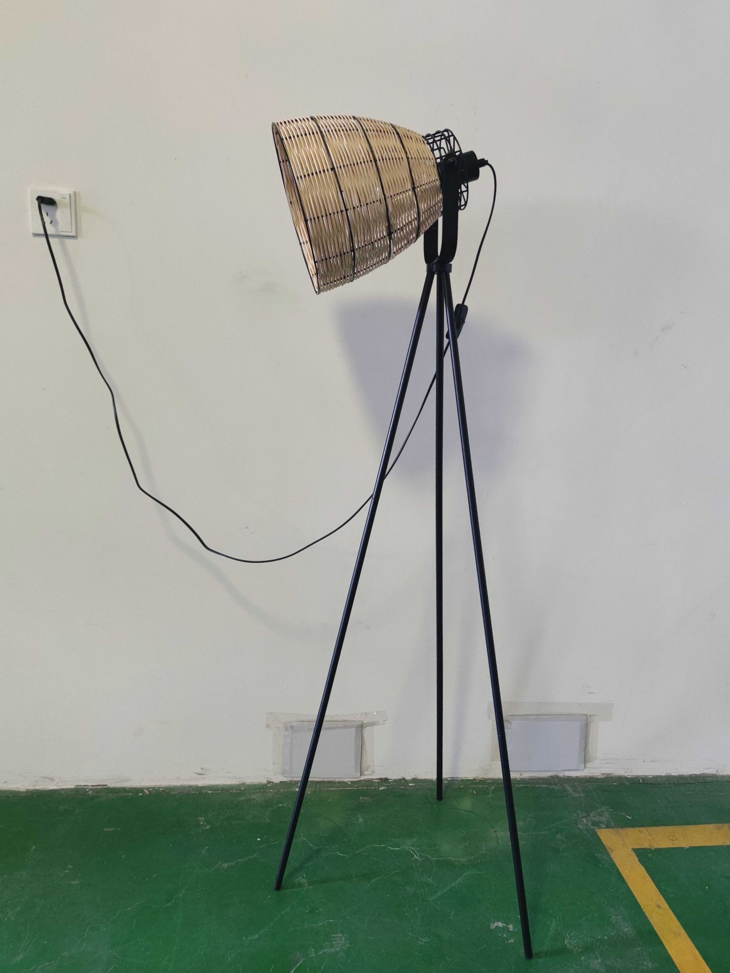 Transición fronteriza nórdica trenzado trípode vertical minimalista sala de estar estudio industrial luz de piso al por mayor minimalista