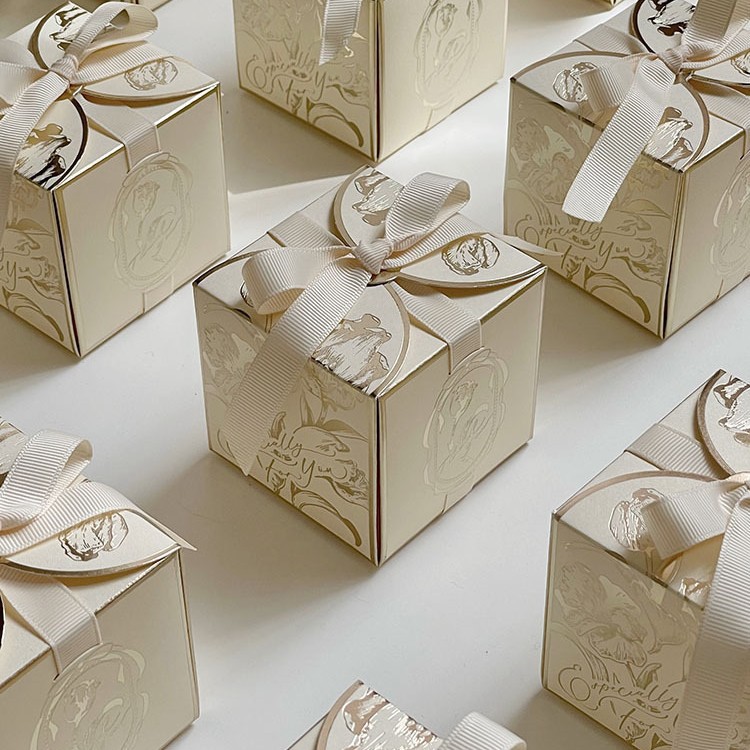 Embalaje exquisito caja de dulces de boda de alta calidad Tulipan estampado en oro simple caja de dulces regalo de boda regalo de acompañante de alto nivel