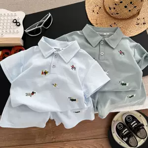ชุดเสื้อแขนสั้นฤดูร้อนสำหรับเด็กผู้ชาย แบบใหม่ สไตล์ตะวันตก น่ารัก พิมพ์ลายการ์ตูน เสื้อโปโลแขนสั้น ชุดฤดูร้อนสำหรับเด็ก สองชิ้น