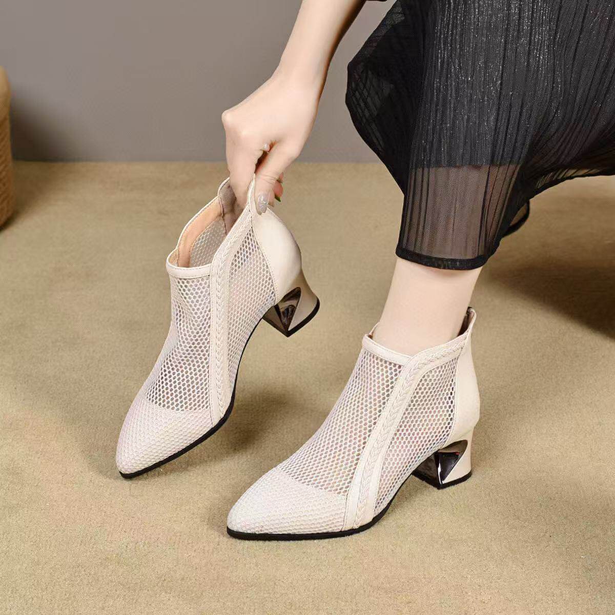 Sandal nữ mũi nhọn quai ngang gót vuông 7 cm lưới thoáng khí — màu be