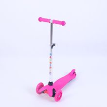 跨境亚马逊儿童滑板车三轮闪光喷雾玩具溜溜车小孩踏板单脚滑滑车