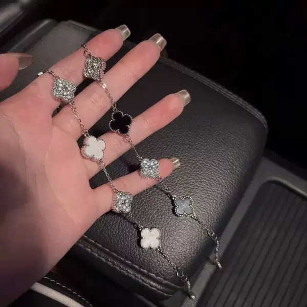 Four-Leaf Clover Bracelet for Women, Light Luxury, High-End Niche Design, Zircon Flower, Versatile Black and White Panda Style Hand Jewelry Chain