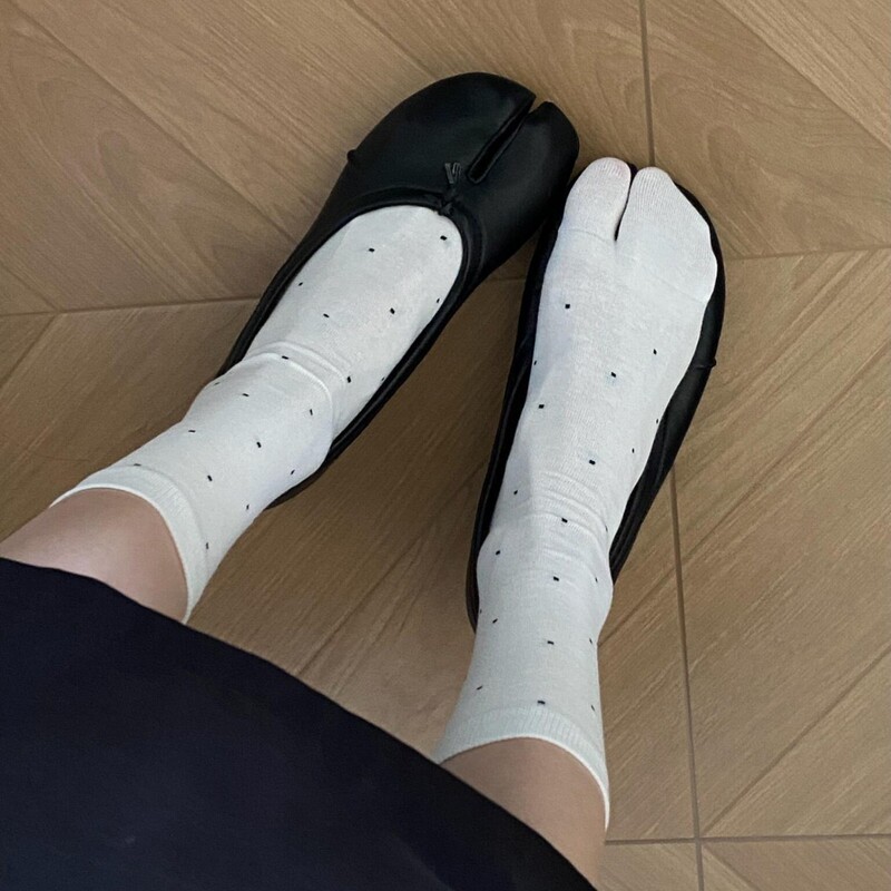 Custom-Dyed High-End Gray~Simple yet Stylish~Women's Socks with Small Polka Dots, Split-Toe Design, Seamless, Spring/Summer, Mid-Calf Cotton