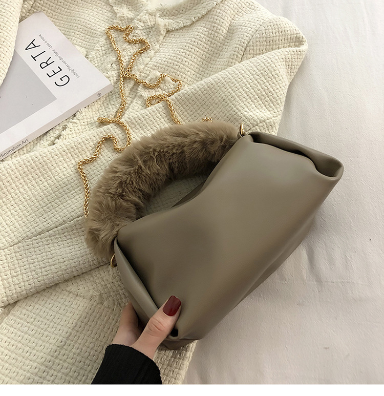 Plush Tote Large Capacity 2021 Autumn New Chain Plush Bag Hand Carrying Western Style Shoulder Messenger Bag display picture 20