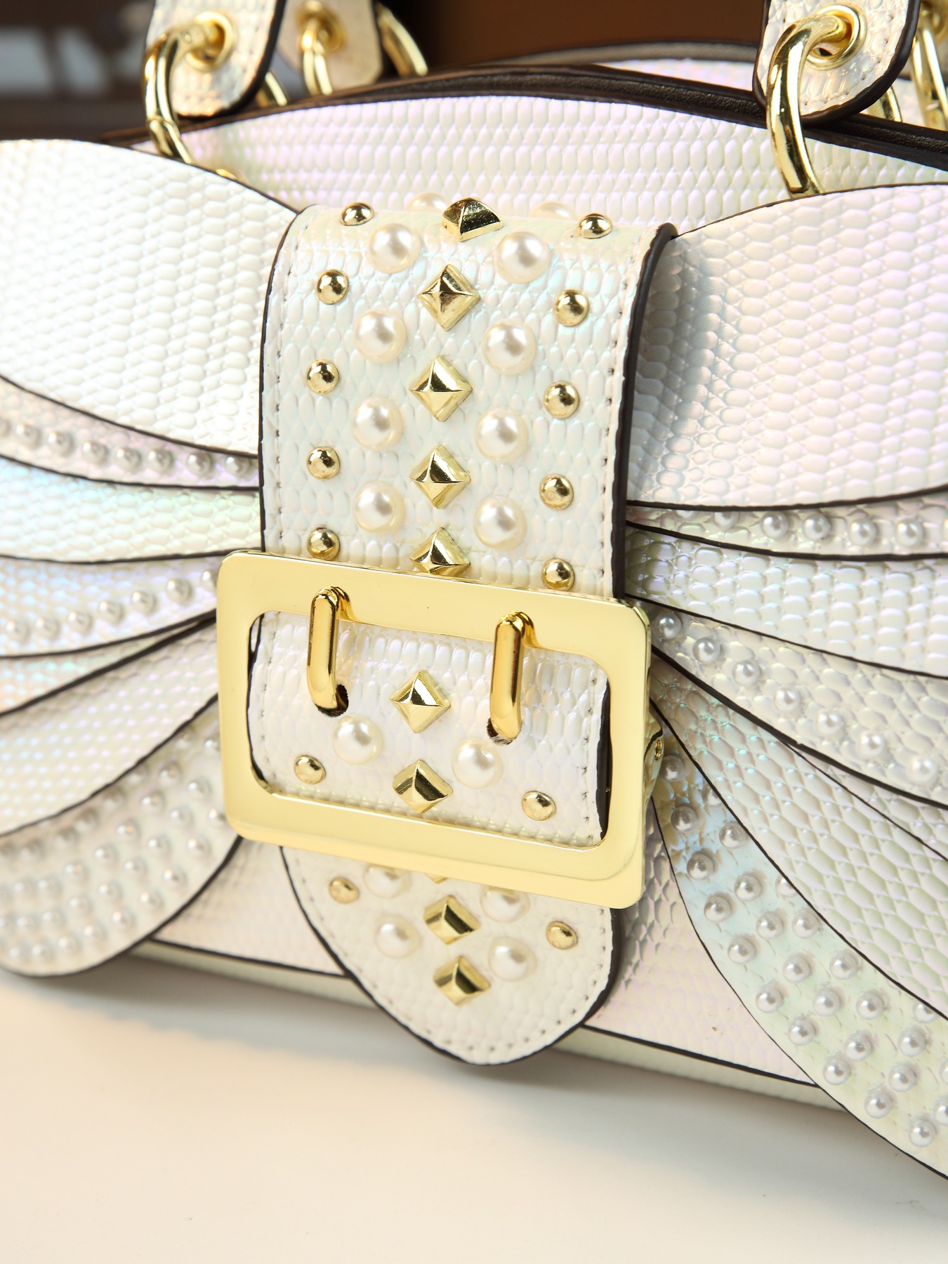 Bolsa tiracolo feminina elegante com pérolas e design de asa_voghion.com
