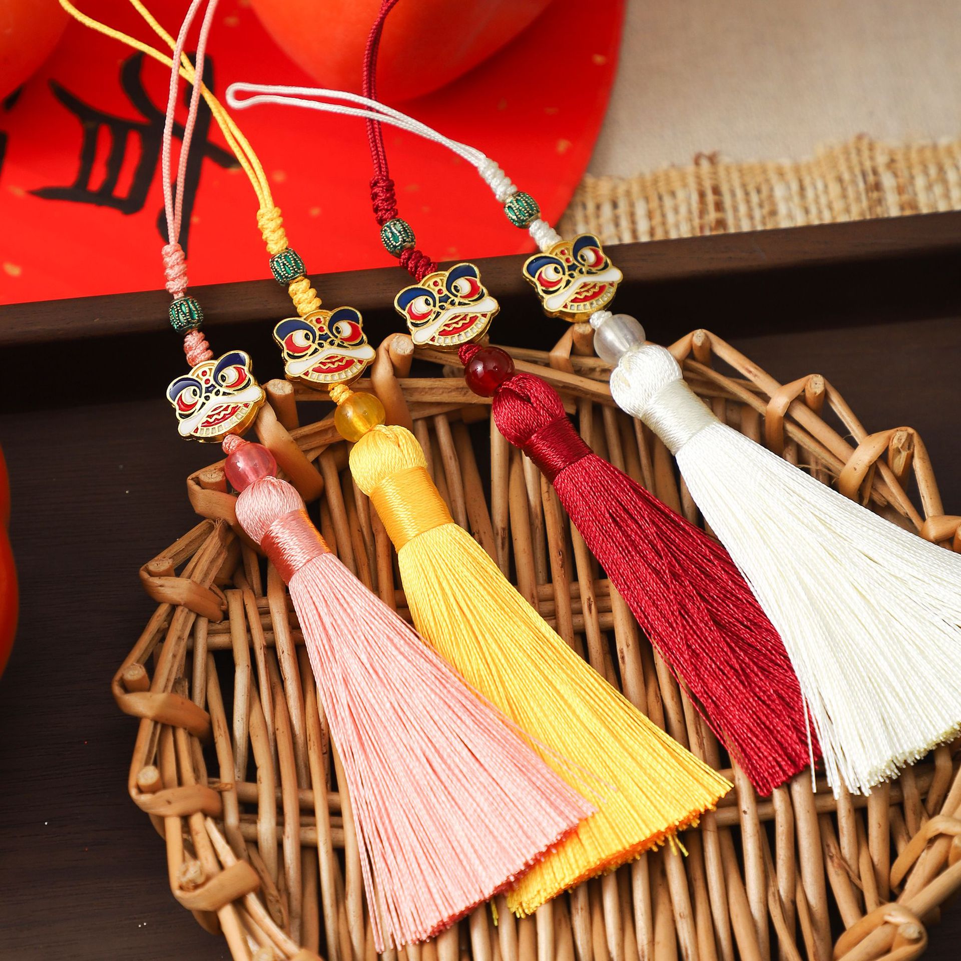 Año Nuevo despierta león bordilla colgante decoración del barril de la cena de Año Nuevo con flores DIY material floral colgante de seguridad