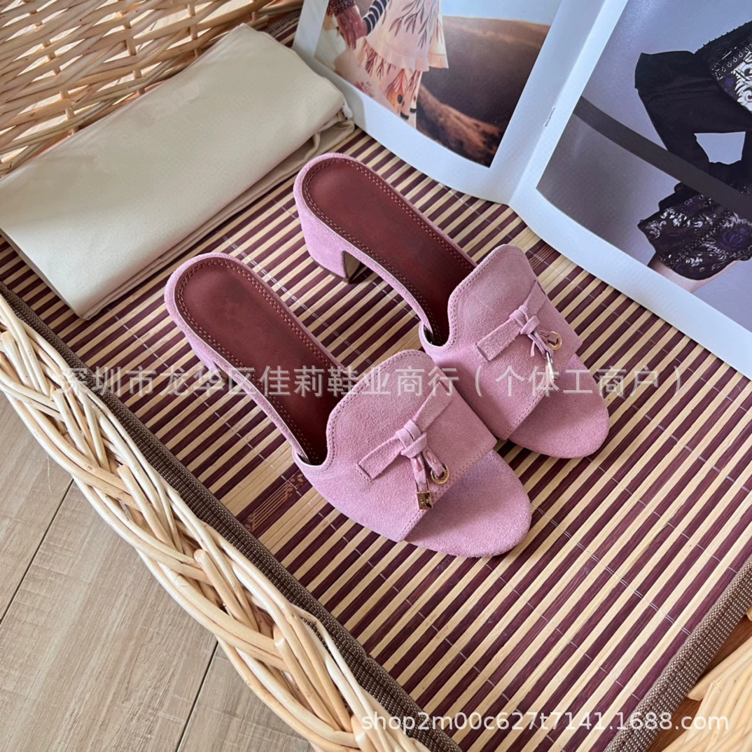 Высококлассная версия Lp замшевая тапочка на толстом каблуке женский 2025 новый стиль кисточки дикие туфли с открытыми пальцами