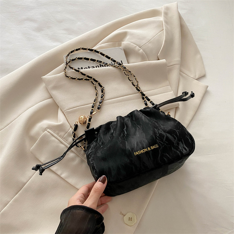 Cadena de nicho bolso pequeño de todo fósforo para mujer bolso de axila de moda de alta gama versión coreana bolso de cubo de mensajero para mujer de un solo hombro