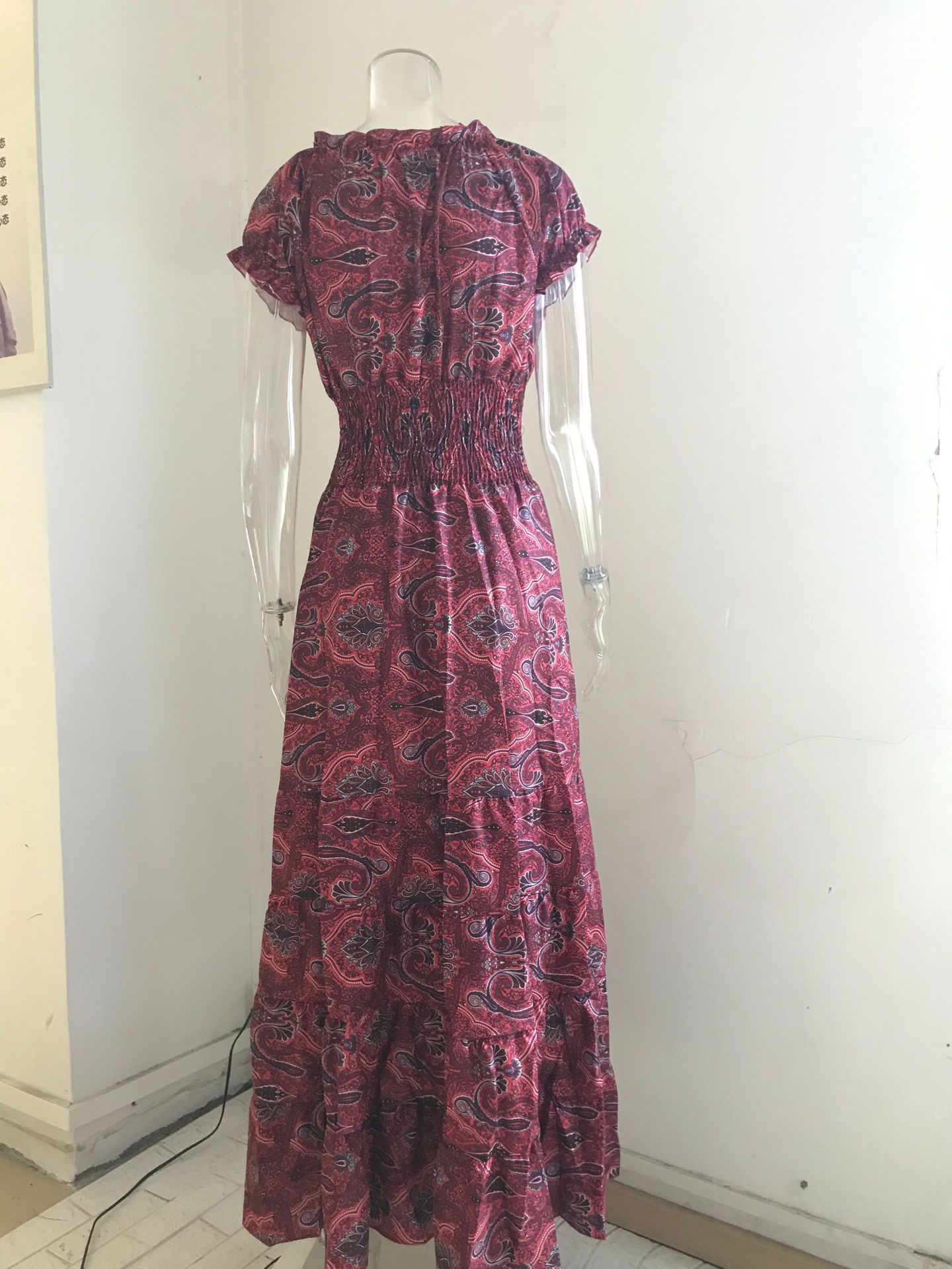 Dámske oblečenie s dlhými šatami v páse zabalené s fragmentovanou kvetinovou potlačou Veľké swingové šaty_voghion.com