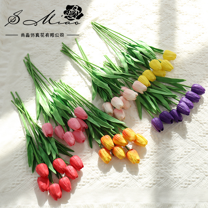 Fábrica de suministro directo planta Flor de seda artificial planta verde Venta caliente popular corto PU Tulipán decoración creativa flor sensación de la mano