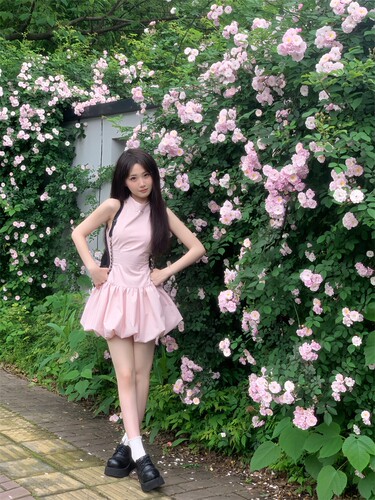French sweet pink sleeveless V-neck dress for women, summer design, waist-cinching, flattering, fluffy short skirt for petite figures
