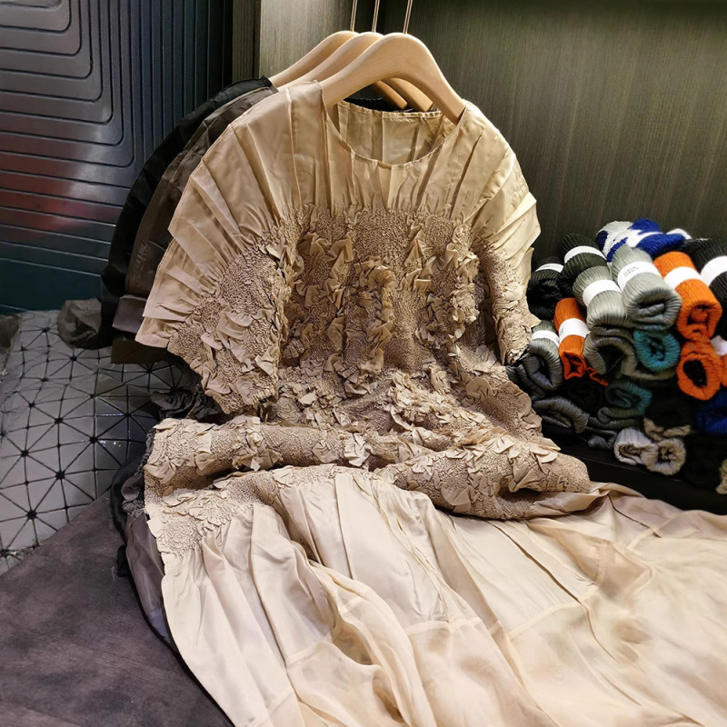 高級感のある刺繍とエンボス加工のプリーツワンピース、半袖、ゆったりとした大きいサイズ、ミディアム丈の女性用サマードレス、新作|undefined