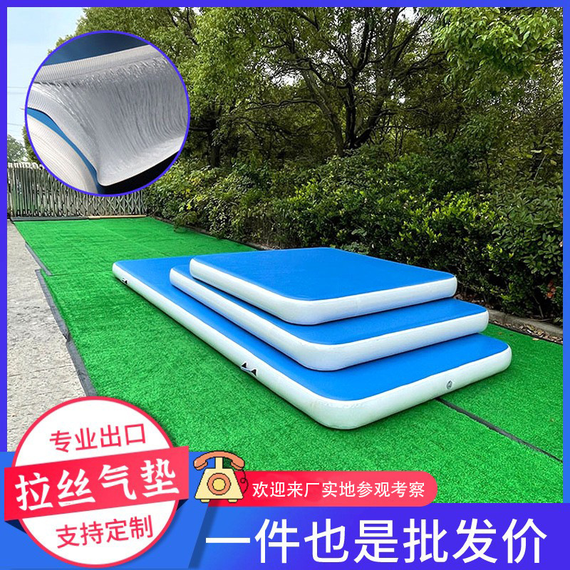 空気を入れて厚いダンスをします。ヨガ体操テコンドーの後で武術の保護マットをひっくり返します。|undefined