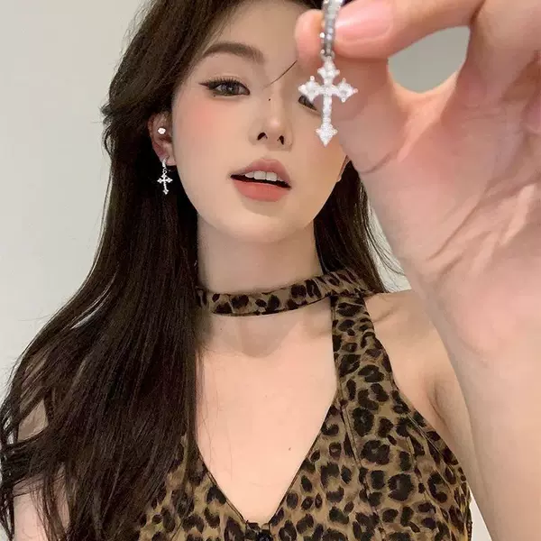 Trendy men's zirconia street rock earrings with cross design, stylish and cool for young men, dark style, niche men's accessory