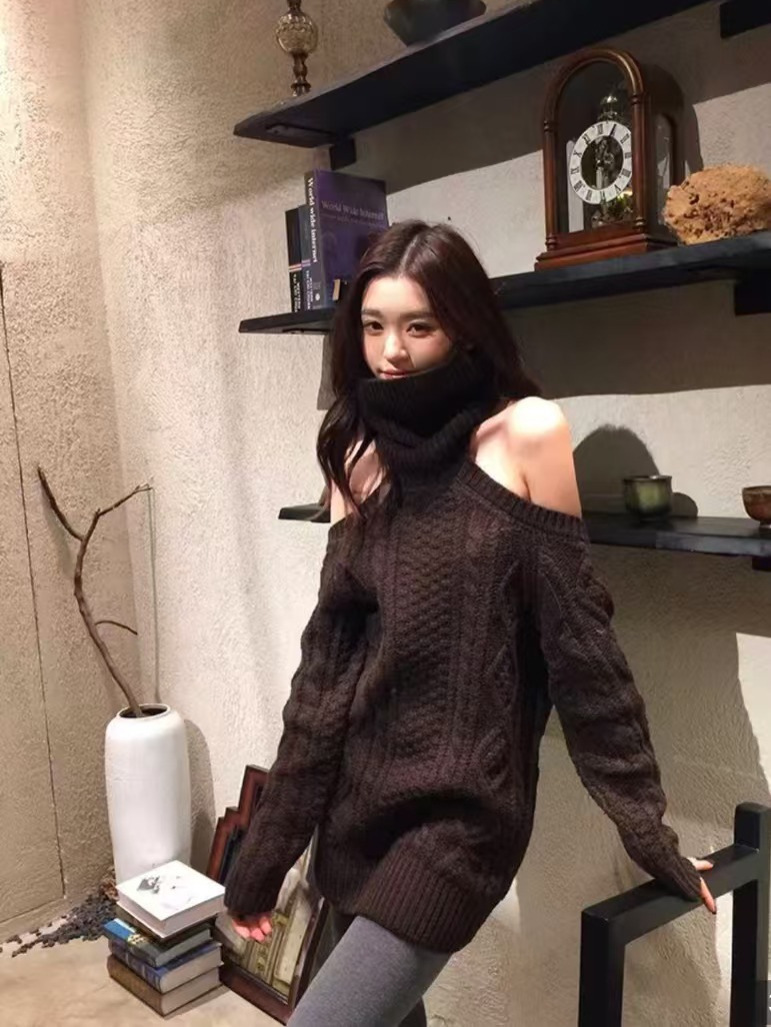 2025 primavera nuevo temperamento imperial hermana viento camisa de punto de cuello alto hombro abierto nicho de diseño femenino sensación de suéter de torsión